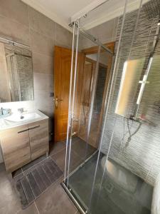 a bathroom with a shower and a sink at A casa Daló in Folgoso