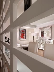 Een zitgedeelte bij Divani Apollon Palace & Thalasso