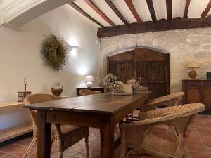 comedor con mesa de madera y sillas en Casa Palacio Armiñón en Armiñón