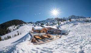 uma casa no topo de uma montanha coberta de neve em Balbach Alm Apartment em Oetz