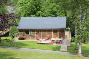 比林根le nid des Mésanges的庭院内带桌椅的小木屋