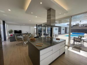 Televízia a/alebo spoločenská miestnosť v ubytovaní Eslanzarote Eco Villa Tony, heated pool, jacuzzi, Sat tv, Super wifi