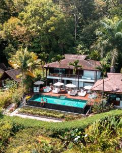 z góry widok na dom z basenem w obiekcie Oxygen Jungle Villas & Spa w mieście Uvita