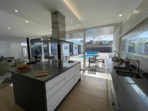 A kitchen or kitchenette at Eslanzarote Eco Villa Tony, heated pool, jacuzzi, Sat tv, Super wifi