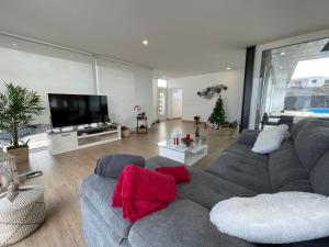 A television and/or entertainment centre at Eslanzarote Eco Villa Tony, heated pool, jacuzzi, Sat tv, Super wifi