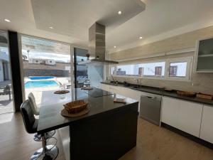 A kitchen or kitchenette at Eslanzarote Eco Villa Tony, heated pool, jacuzzi, Sat tv, Super wifi