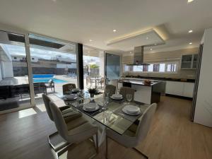 A kitchen or kitchenette at Eslanzarote Eco Villa Tony, heated pool, jacuzzi, Sat tv, Super wifi