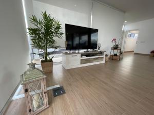 A television and/or entertainment centre at Eslanzarote Eco Villa Tony, heated pool, jacuzzi, Sat tv, Super wifi