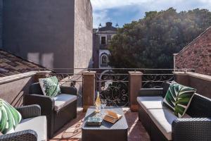 balcone con sedie e tavolo. di Ferrini Home - Via Monte Sant'Agata a Catania