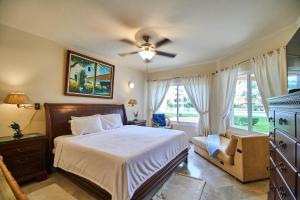 a bedroom with a bed and a ceiling fan at Peaceful & Rustic Apartment Beachfront, Swimming Pool & Terrace Awesome Amenities in Puerto Aventuras