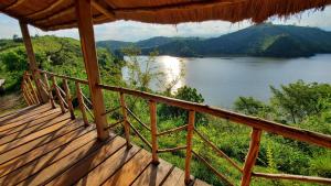 een uitzicht vanaf de veranda van een hut met uitzicht op een meer bij Mwamba Kelele Lodge in Fort Portal