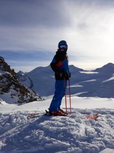 a person is standing on skis in the snow at Berg-Juwel in Sankt Leonhard im Pitztal
