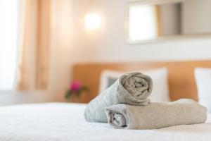 - une serviette assise au-dessus du lit dans l'établissement Haus Familie Presslauer-Mori, à Klopein am Klopeiner See