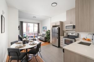 a kitchen and living room with a table and chairs at Hotel-Apart Prince Arthur in Montreal