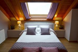 埃斯波特Alba D'Esteve. Casa Rural的一间带大床的卧室，带窗户 更多41张照片