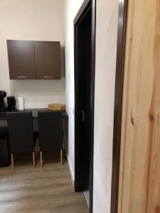 a room with a kitchen with a table and chairs at Casa Oliver in Braşov