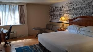 Cama ou camas em um quarto em Olympia Hotel at Capitol Lake