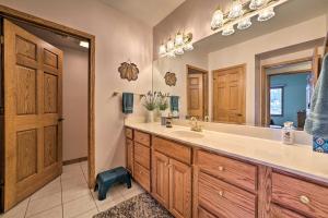 Ένα μπάνιο στο Lakefront Retreat on 18 Acres with Hot Tub! +30 φωτογραφίες