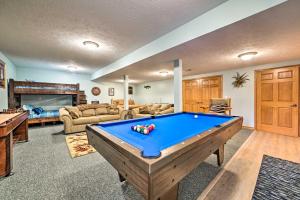 Τραπέζι μπιλιάρδου στο Lakefront Retreat on 18 Acres with Hot Tub!