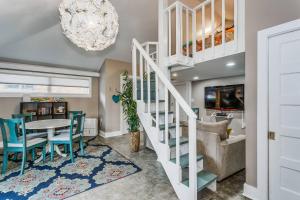 Una sala de estar con una escalera y una mesa y sillas. en Moreno Street Loft, en Pensacola
