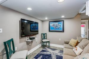 Una sala de estar con un sofá y un televisor de pantalla plana. en Moreno Street Loft, en Pensacola