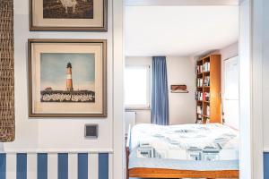 Llit o llits en una habitació de fewo1846 - Residenz am Yachthafen - luxuriöses Strandhaus mit 2 Schlafzimmern