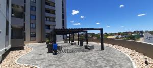 een weergave van een balkon van een gebouw bij Kingelph Stylish 1- Bedroom Apartment in Windhoek +7 foto's