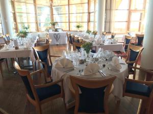 
A restaurant or other place to eat at Hotel Kalevala
