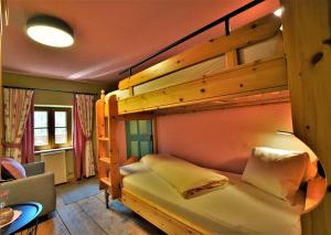 Tempat tidur susun dalam kamar di Das Hof Chalet