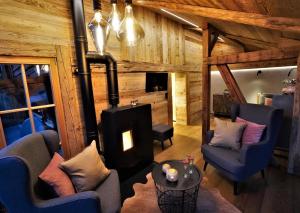 a living room with a fireplace in a log cabin at Das Hof Chalet in Ehrwald