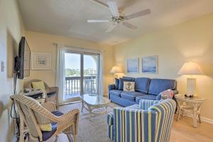 Prostor za sedenje u objektu St Augustine Condo with Pool and Direct Beach Access!