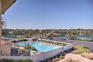 Pogled na bazen u objektu St Augustine Condo with Pool and Direct Beach Access! ili u blizini