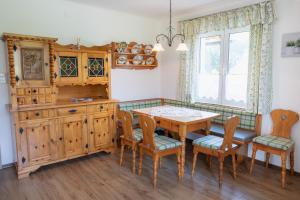 een eetkamer met een houten tafel en stoelen bij Appartementhaus Schütter in Haus im Ennstal
