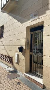 un edificio con una puerta en el costado en Apartamento centro paseo maritimo en Huelva