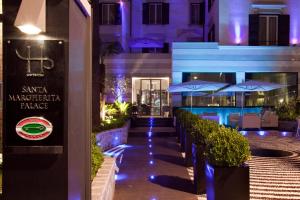 un restaurante con una señal frente a un edificio en LHP Hotel Santa Margherita Palace & SPA, en Santa Margherita Ligure