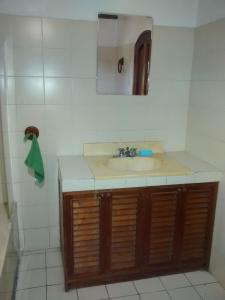 y baño con lavabo y espejo. en Quincha Guest House, en Lima