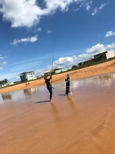 a man and a child flying a kite on the beach at Casa beira mar Jacaraipe. in Serra +3 photos
