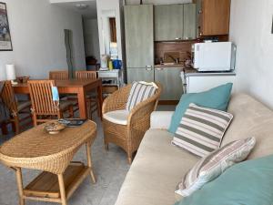 un soggiorno con divano e tavolo di Résidence avec piscine, plage à 100 m, Cannes et Juan les Pins à 5 min, WiFi a Golfe-Juan