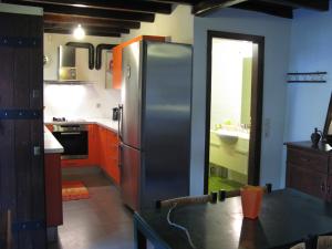 Una cocina o kitchenette en The Caretakers House