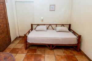 - un lit avec 2 oreillers dans l'établissement Casa Mexica Bungalows, à Zihuatanejo