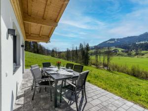 stół i krzesła na patio z widokiem w obiekcie Ferienhaus zur Biene w mieście Söll