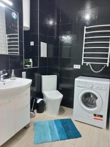 基輔的住宿－Sweet Home，一间带洗衣机和水槽的浴室