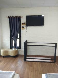 TV a/nebo společenská místnost v ubytování บ้านขวัญกมล