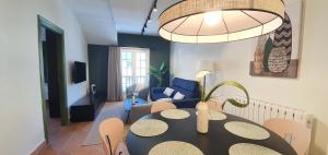 シエラネバダにあるIMEDA APARTAMENTO DORNAJOのテーブルとソファのあるリビングルーム