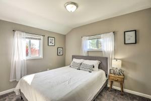 Ένα ή περισσότερα κρεβάτια σε δωμάτιο στο Chic Townhome with Deck 6 Mi to Dtwn Baltimore