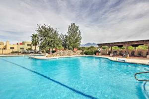een groot zwembad met blauw water in een resort bij Adobe Escape with Outdoor Kitchen and Pool Access in Tubac