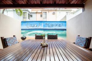 坎昆的住宿－Casa Korima Cancun - Luxurious - Budget Friendly，餐桌,墙上挂着绘画