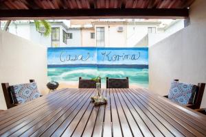 uma mesa de jantar com um quadro na parede em Casa Korima Cancun - Luxurious - Budget Friendly em Cancún