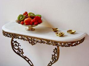 a table with a bowl of fruit on it at Pousada Arte Urquijo in Paraty