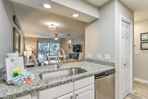 Η κουζίνα ή μικρή κουζίνα στο Renovated Gem with Pool Access quarter Mi to Beach